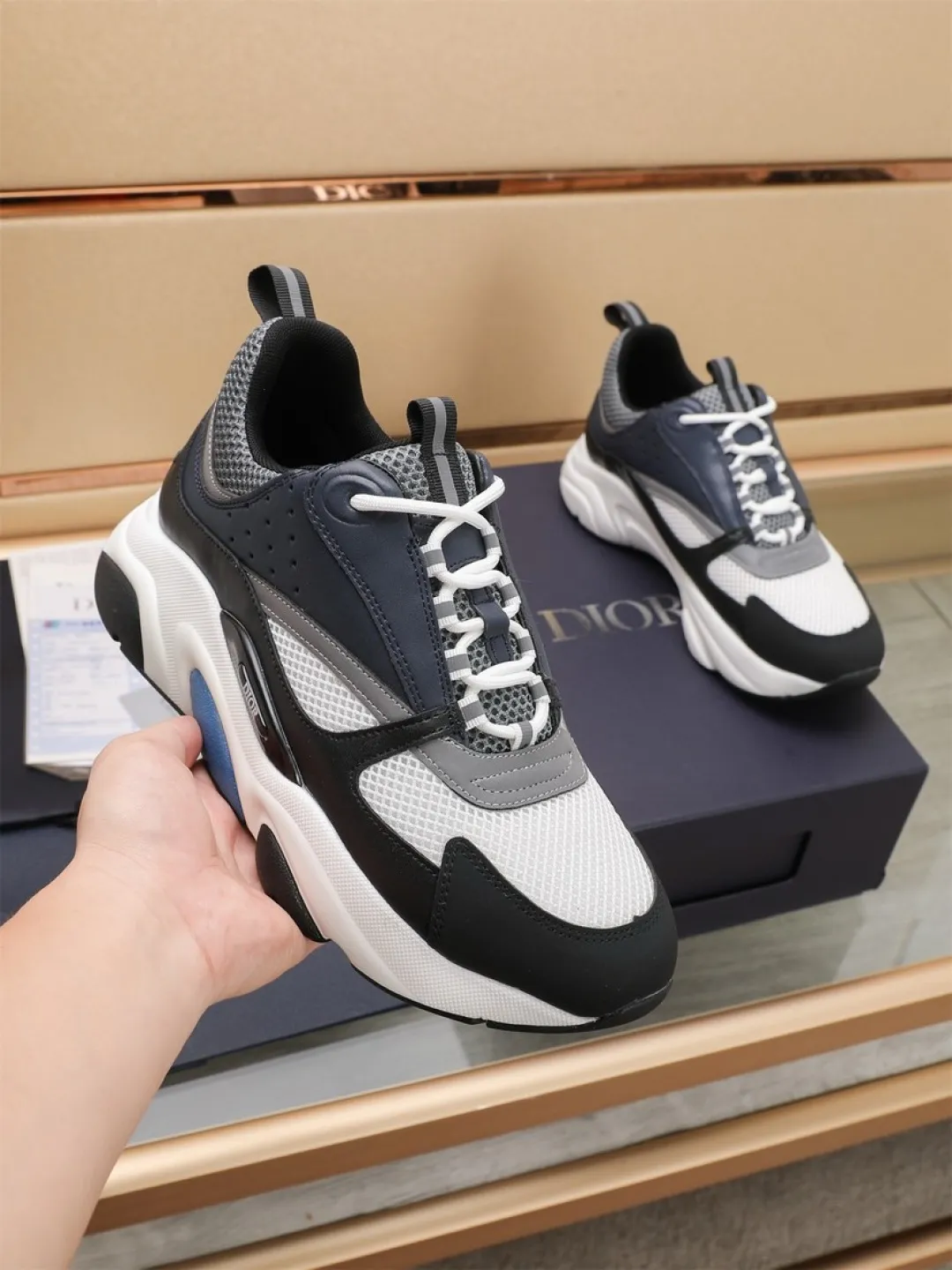 Men's shoes 💰P460💰【Dior】Dior✨ is online at the same time👏 This casual sneaker is a new product in the series and continues Di*r's classic style. The upper is made of original mesh and cow leather, with a two-color textured outsole, and the brand's iconic details on the rear collar and heel to enhance the style. Fashionable and versatile. Wear it with jeans or slacks for a casual look. Size: 38-44 (45 customized)